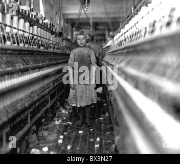 AMERICAN CHILD LABOUR IN A COTTON SPINNING MILL photographed by Lewis Hine in 1908 at the Lancaster Cotton Mills, South Carolina Stock Photo