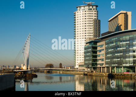 New swing footbridge over the Manchester Ship Canal, and MediaCityUK buildings at Salford Quays, Manchester, England, UK. Stock Photo