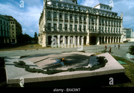 The Eternal Flame burning to commemorate Cuban heroes with the Havana Museo de la Revolution in the background Stock Photo