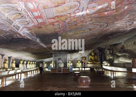 Statues and painted roof in natural cave in granite, Cave No 2, Maharaja Viharaya, Royal Rock Cave Temples, Dambulla, Sri Lanka Stock Photo