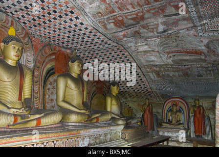 Statues and painted roof in natural cave in granite, Cave No 2, Maharaja Viharaya, Royal Rock Cave Temples, Dambulla, Sri Lanka Stock Photo