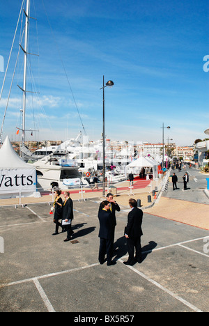 FRANCE CANNES. 10th March 2009. MIPIM the world's biggest property fair. Investors discuss deals at the harbourside Stock Photo