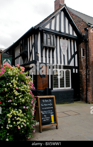 The Royal Oak public house, Chesterfield, Derbyshire. Built in the twelfth century and is one of the oldest  in England Stock Photo