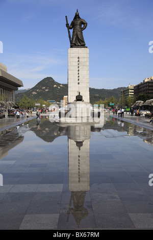 Admiral Yi Sun Sin Statue, Gwanghwamun Plaza, Gwanghwamun, Seoul, South Korea, Asia Stock Photo