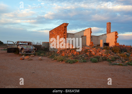 Wrecked car outside a ruined house in the old silver mining town of Silverton near Broken Hill in outback New South Wales Stock Photo