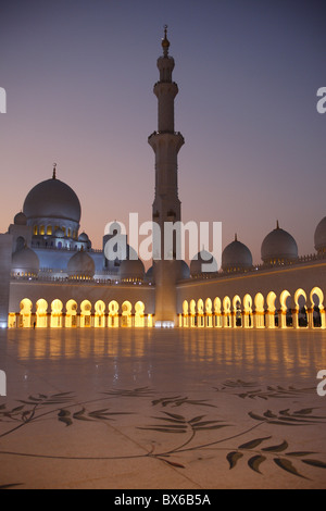 Sheikh Zayed Grand Mosque, the biggest mosque in the U.A.E. and one of the ten largest mosques in the world, Abu Dhabi, UAE Stock Photo
