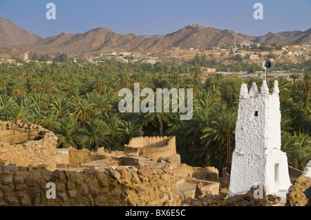 The old ruined town (ksour), of Djanet with its old mosque, Djanet, Southern Algeria, North Africa, Africa Stock Photo