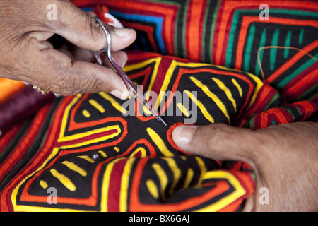 Kuna indigenous woman sewing a mola in the San Blas Islands, Panama, Central America Stock Photo