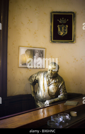 Lifesize bronze statue of author Ernest Hemingway in bar El Floridita, Havana, Cuba, West Indies, Caribbean, Central America Stock Photo