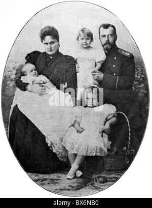Nicholas II Alexandrovich, 6.5.1868 - 16.7.1918, Emperor of Russia 21.10.1894 - 2.3.1917, with hist family, wife Empress Alexandra Feodorovna, daughters Maria, Tatiana and Olga, circa 1900, , Stock Photo