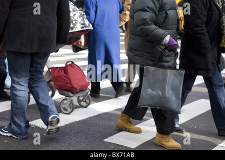 Shoppers during the holiday season, 34th Street, New York City Stock Photo
