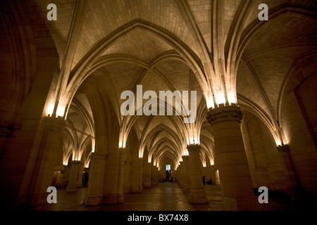 vaulted ceiling and arches in the salle des gens d'armes in the conciergerie Stock Photo