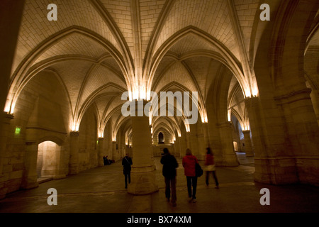 vaulted ceiling and arches of the salle des gens d'armes in the conciergerie Stock Photo