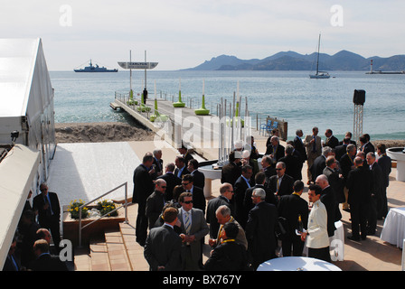 FRANCE CANNES. 10th March 2009. MIPIM the world's biggest property fair. Investors discuss property deals over aperitifs Stock Photo