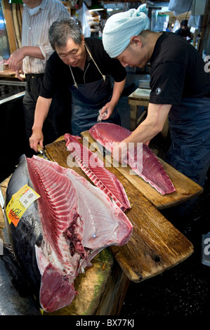 Cutting fresh tuna at Tsukiji Wholesale Fish Market, the world's largest fish market in Tokyo, Japan, Asia Stock Photo