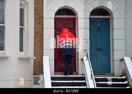 London, Brockley (Lewisham) Delivering the post in the snow December 2010 Stock Photo