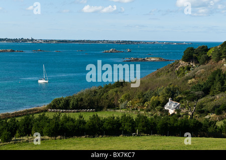 dh Herm Island HERM GUERNSEY Yacht and cottage overlooking fields and bay house channel islands Stock Photo