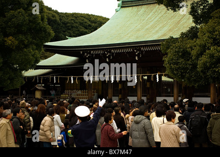 crowd at meiji jingu shrine welcoming the new year during shogatsu celebrations, tokyo, japan Stock Photo