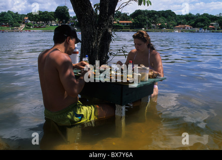https://l450v.alamy.com/450v/bx7y6a/couple-eating-at-a-restaurant-in-the-rainy-season-alter-do-chao-amazon-bx7y6a.jpg