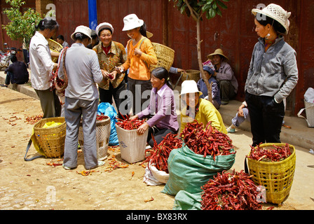 Women selling chili peppers at Friday market, Shaxi, Jiangsu, China Stock Photo