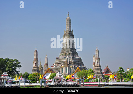 Wat Arun Rajwararam (Temple of Dawn) by Chao Phraya River, Bangkok Yai District, Bangkok, Thailand Stock Photo