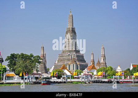 Wat Arun Rajwararam (Temple of Dawn) by Chao Phraya River, Bangkok Yai District, Bangkok, Thailand Stock Photo