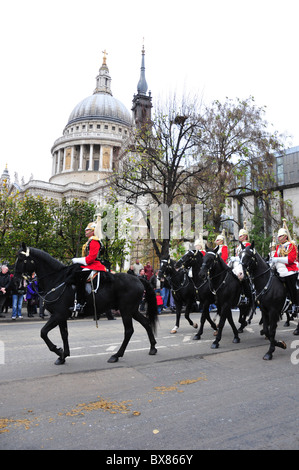 Household Cavalry Mounted Regiment passing St Paul's Cathedral during the Lord Mayor's Show Stock Photo
