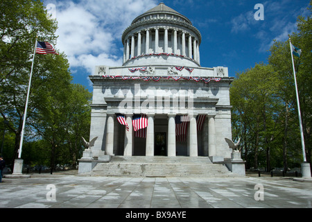 The tomb of Ulysses S. Grant, 18th President of the United States on anniversary of his birth in 2010 Stock Photo