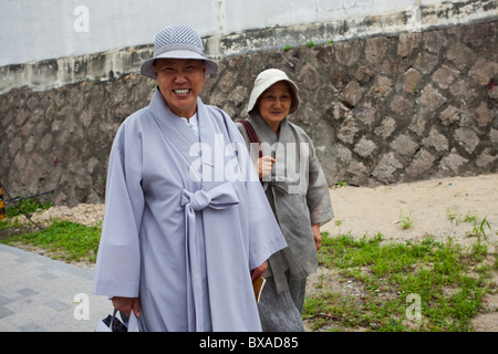 A couple dressed in traditional clothes in Seoul, South Korea Stock Photo