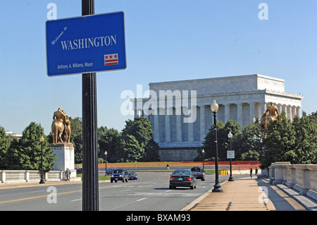 A welcome sign with the Lincoln Memorial in the background, Washington D.C., USA Stock Photo