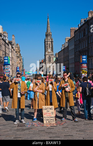 Crowds, Performers, Fringe festival, Royal Mile, Edinburgh, Lothians, Scotland, August 2010 Stock Photo