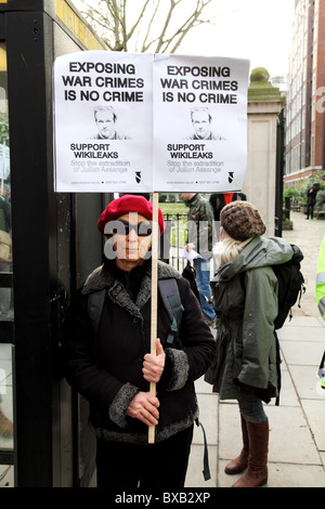 Protester at the Julian Assange hearing at the City of Westminster Magistrates' Court Stock Photo