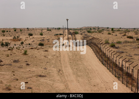 Fencing at India Pakistan border Stock Photo: 33455269 - Alamy