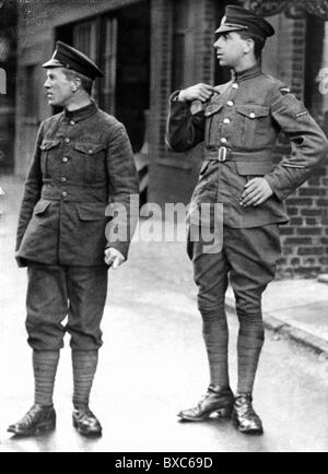 Lawrence, Thomas Edward, 15.8.1888 - 19.5.1935, British archeologist, secret agent and author / writer, in the aircraftman John Hume Ross, full length (left), circa 1922 / 1923, Stock Photo