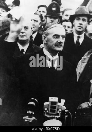 Chamberlain, Arthur Neville, 18.3.1869 - 9.11.1940, British politician, Prime Minister 1937 - 1940, half length, giving speech after his arrival in London on 30.9.1938, holding the Munich Agreement, Stock Photo