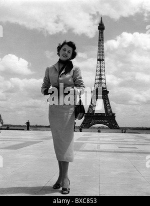 people, women, 50s, young woman in front of Eiffel tower, Paris, 1950s, Additional-Rights-Clearences-Not Available Stock Photo