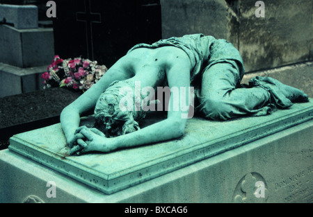 Bronze figure of grieving young woman in  Montmartre Cemetery Stock Photo