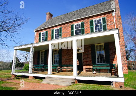 Old American Tavern: The Clover Hill Tavern was built in 1819 and was restored in 1954 as part of Appomattox Courthouse National Park, Vi Stock Photo