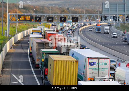 M25 motorway queuing traffic behind accident reported on overhead gantry signs Stock Photo