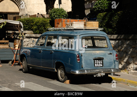 Vintage Peugeot 403 Estate Car (c1960) & Vintage Luggage Tied to Roof Rack, Forcalquier, Alpes-de-Haute-Provence, Provence France Stock Photo