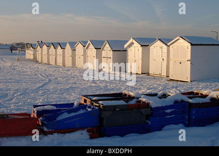 Snow on the beach with beach huts at Goring. Worthing. West Sussex. England. (Unusual weather conditions for this location) Stock Photo