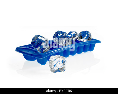 https://l450v.alamy.com/450v/bxecr6/tray-of-ice-cubes-bxecr6.jpg