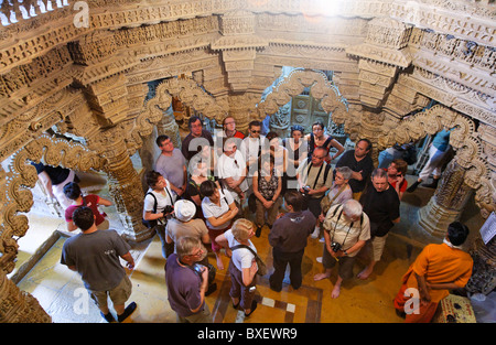 India - Rajasthan - Jaisalmer - tour group inside the Jain temple in Jailsalmer Fort Stock Photo