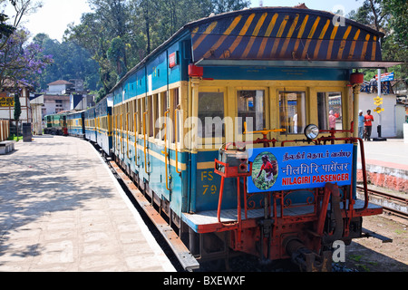 India - Tamil Nadu - Nigiri Blue Mountain Railway - Coonoor station platform Stock Photo