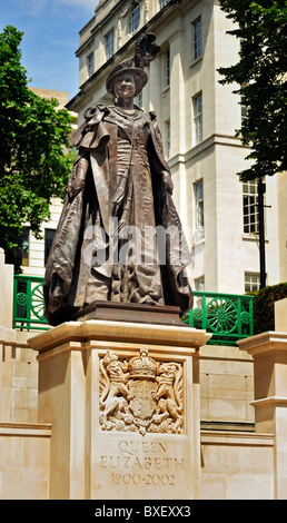 LONDON, UK - JULY 03, 2010:  Memorial Statue to Queen Elizabeth (the Queen Mother) in the Mall Stock Photo