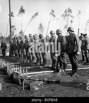Nazism / National Socialism, military, Wehrmacht, army, lined up raiding patrol, circa 1940, in the foreground a machinegun MG 34, Germany, Third Reich, soldiers, Second World War, WWII, uniform, uniforms, 20th century, historic, historical, training, hand grenades, machineguns, machine gun, guns, MG34, MG-34, equipment, arms, weapons, 1940s, people, Additional-Rights-Clearences-Not Available Stock Photo