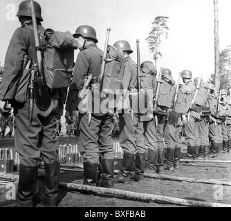 Nazism / National Socialism, military, Wehrmacht, army, lined up raiding patrol, circa 1940, Additional-Rights-Clearences-Not Available Stock Photo