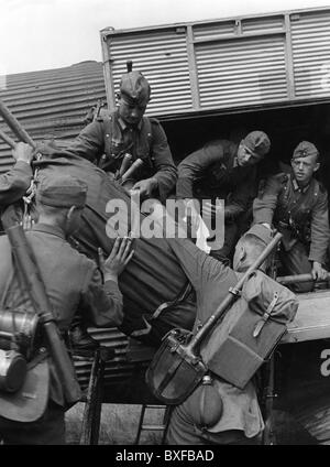 Nazism / National Socialism, military, Wehrmacht, army, soldiers loading equipment into a transport plane Junkers Ju 52, circa 1940, Germany, Third Reich, Second World War, WWII, uniform, uniforms, 20th century, historic, historical, spade, spades, aircraft, air transportation, 1930s, 1940s, people, Additional-Rights-Clearences-Not Available Stock Photo