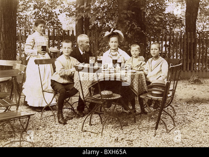 people, family in a beer garden, Munich, Bavaria, Germany, circa 1905, Additional-Rights-Clearences-Not Available Stock Photo