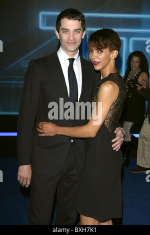 JAMES FRAIN MARTA CUNNINGHAM TRON: LEGACY WORLD PREMIERE HOLLYWOOD LOS ANGELES CALIFORNIA USA 11 December 2010 Stock Photo